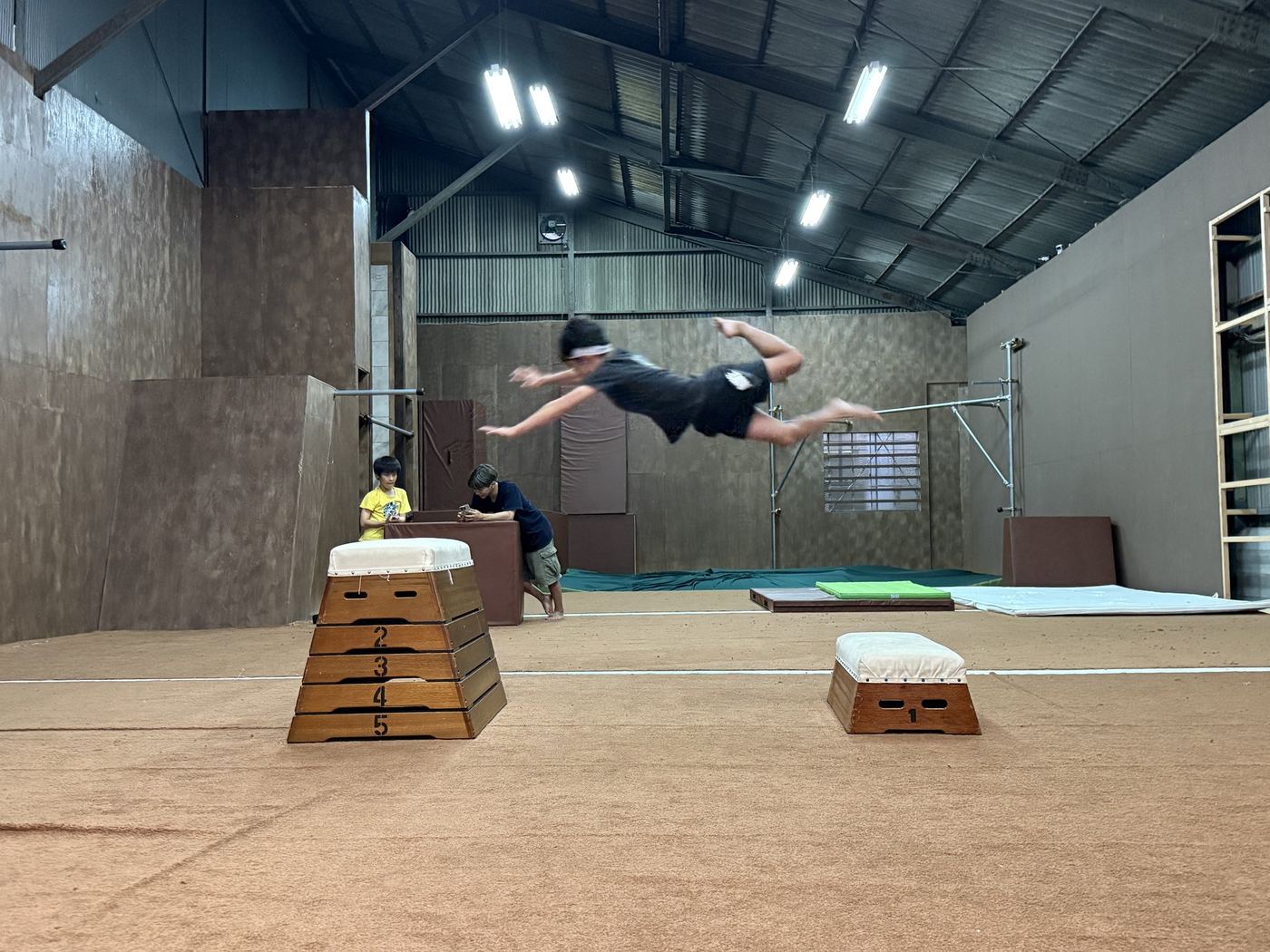 PK Guildで跳び箱を手をついて跳び越える受講者