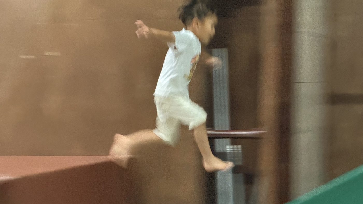 箱から跳び出す幼児