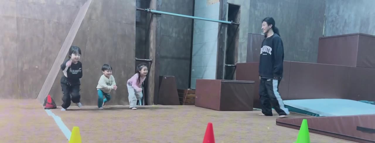 幼児クラスで、コーンの間を走る子どもたち