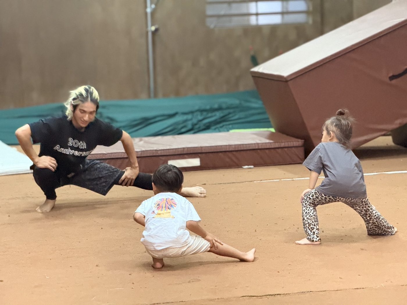 PK Guildちびクラスでコーチの真似をして横に脚を伸ばす幼児