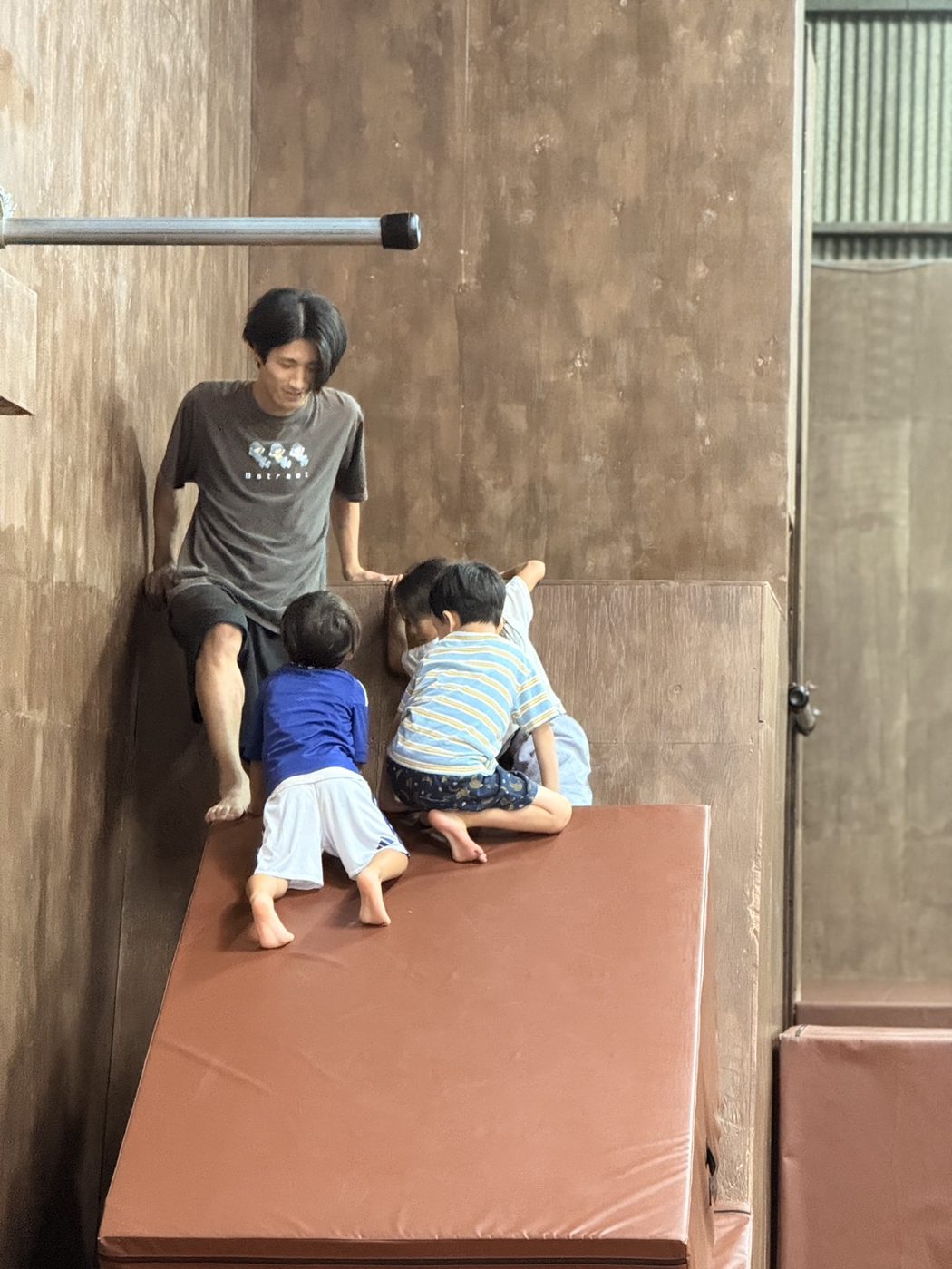 マットの上で子どもたちと目線を合わせるPK Guild メイン講師 TOWA(明里 永遠)