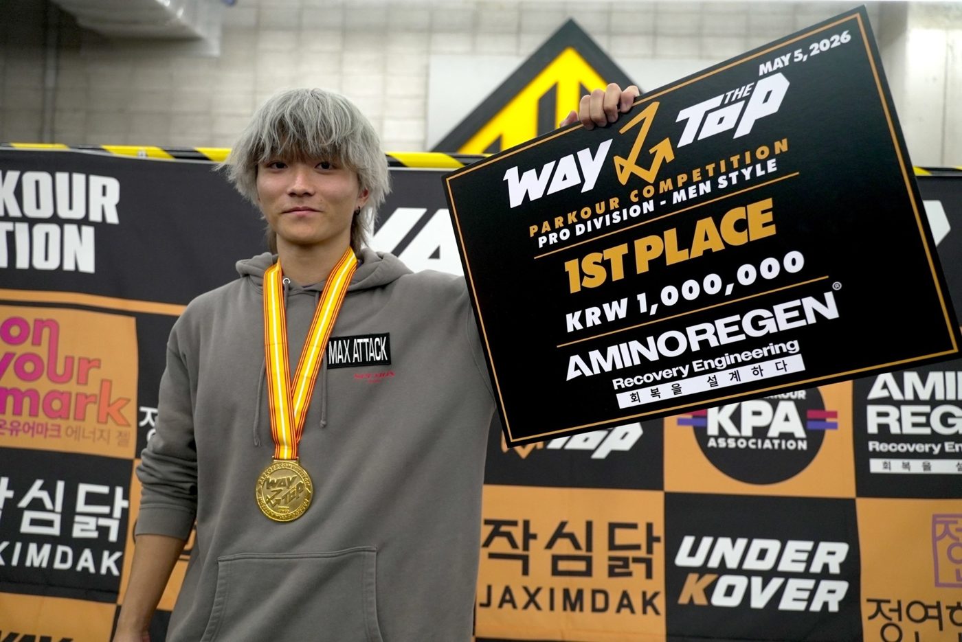 WAY TO THE TOP パルクール大会(2026年5月・韓国)プロ部門 メンズ・スタイル 1位のボードを掲げるYUMA