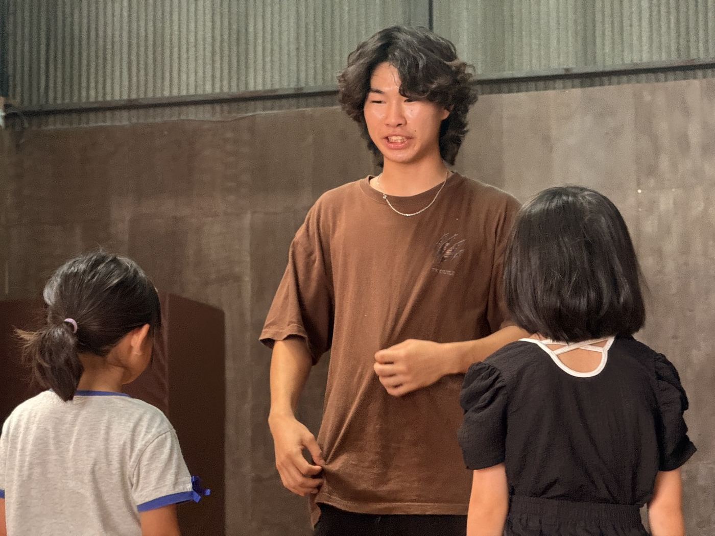 子どもたちに説明するPK Guild メイン講師 YUSEI