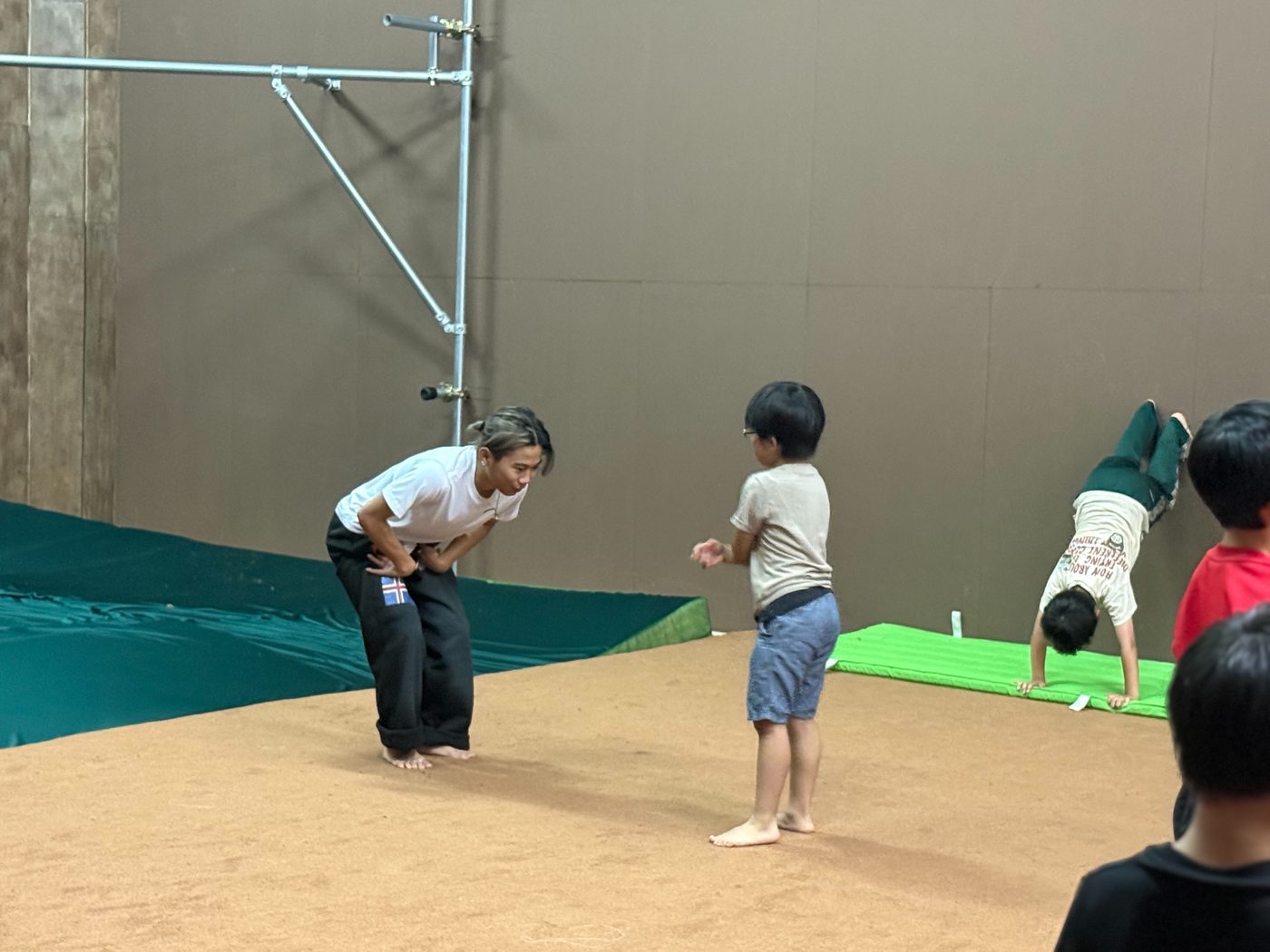 子どもに声をかけるPK Guild 代理メイン講師 YUSUKE(西山 勇佑)