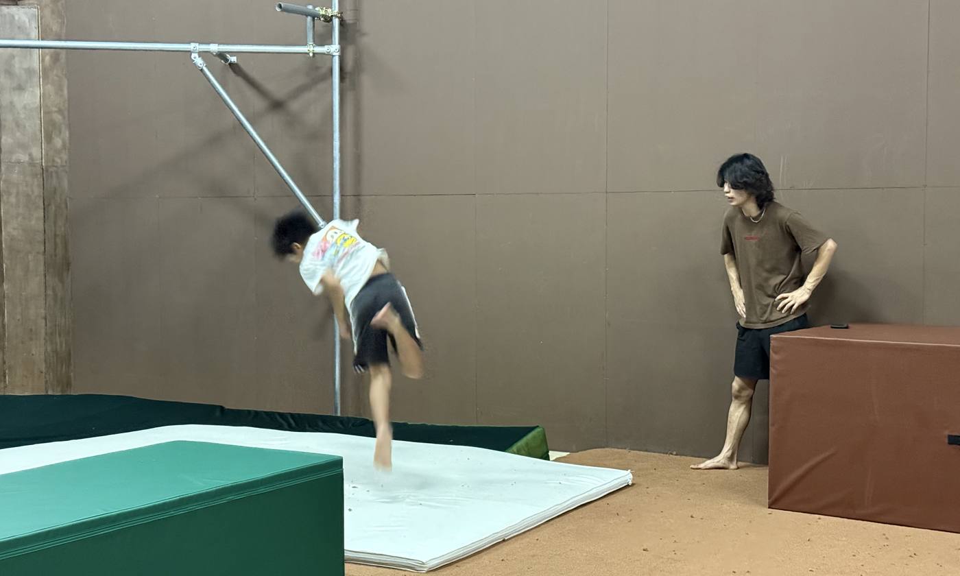 コーチの指導を受ける参加者