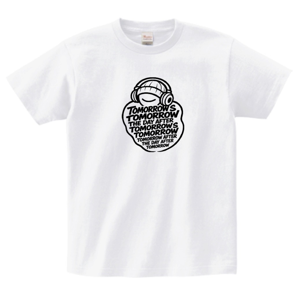 ビストリート白T ── TOMORROWS TOMORROWの文字を積み上げたキャラクタープリントの白Tシャツ