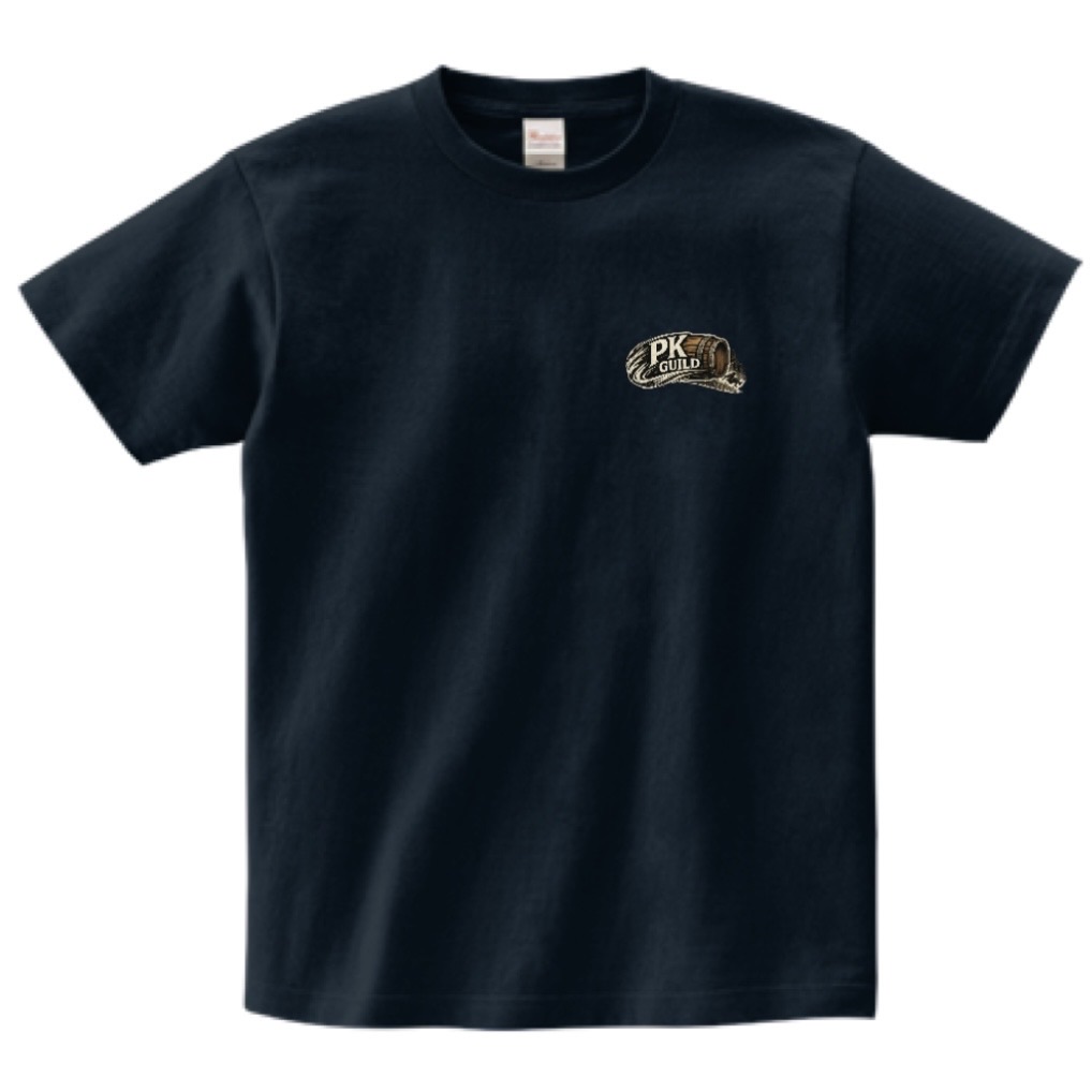樽ネイビーT ── 樽から飛び出すPK GUILDロゴを胸に置いたネイビーTシャツ