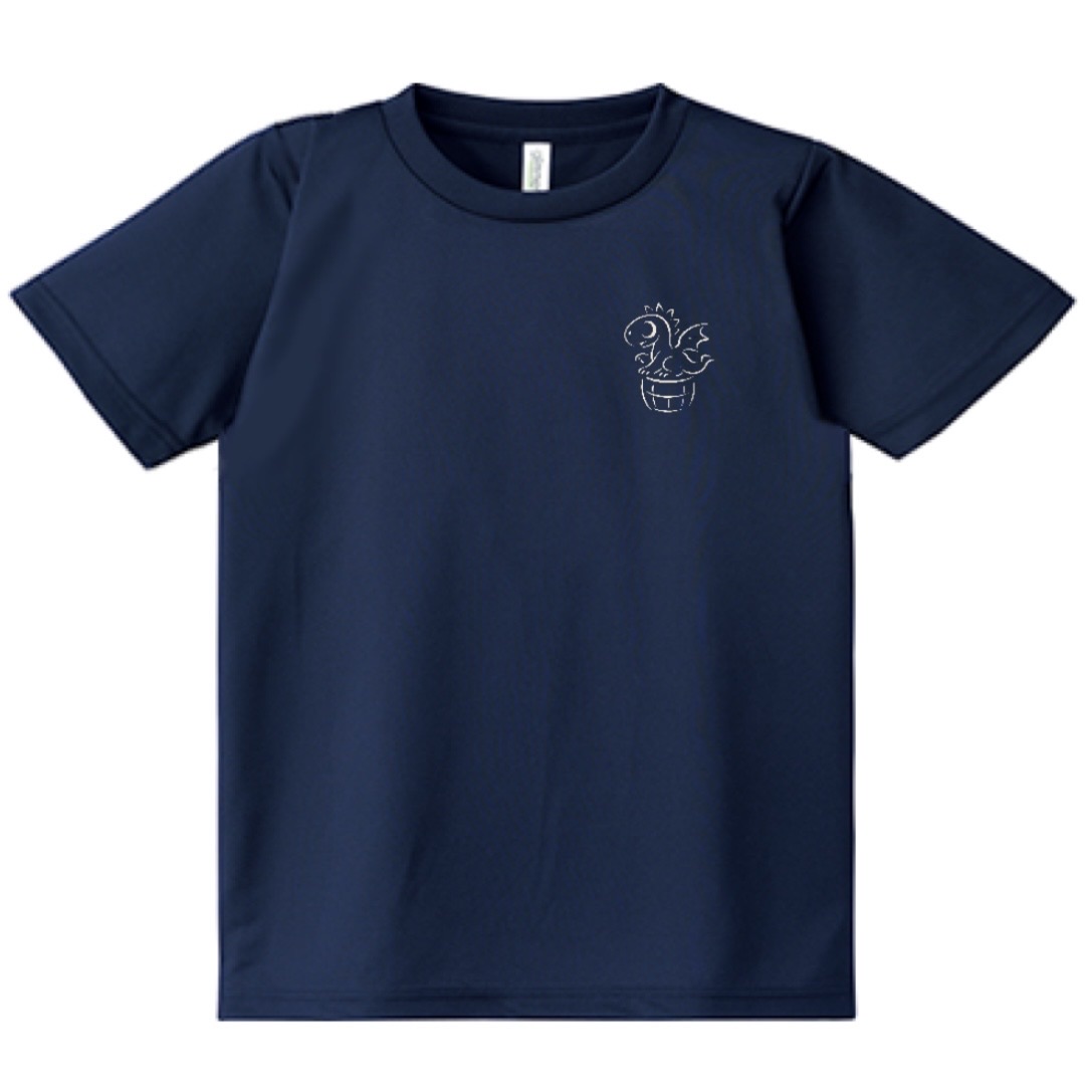 ドライTシャツ ── 樽に乗るドラゴンの線画をワンポイントにしたネイビーのドライTシャツ。汗をかくパルクール練習向き