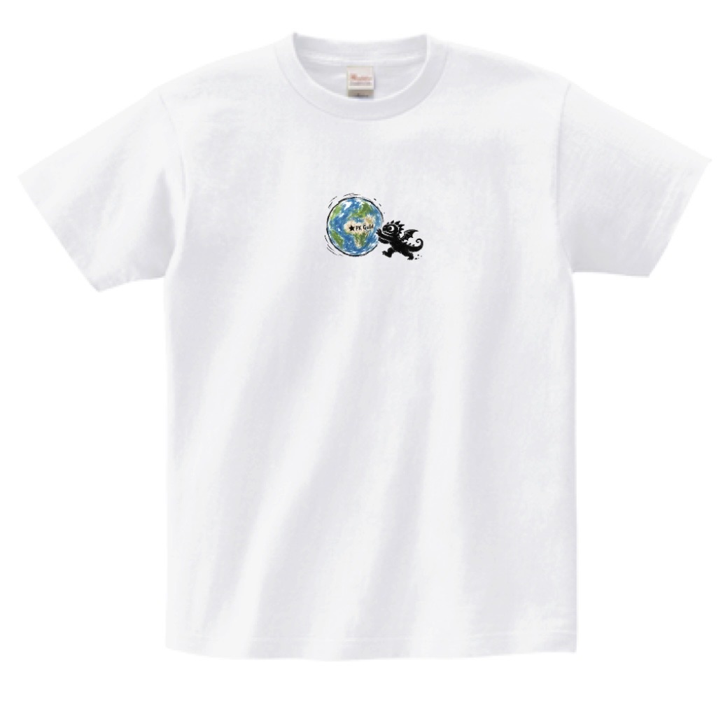 地球ドラゴンT ── 地球を押すドラゴンのワンポイントを胸に置いた白Tシャツ