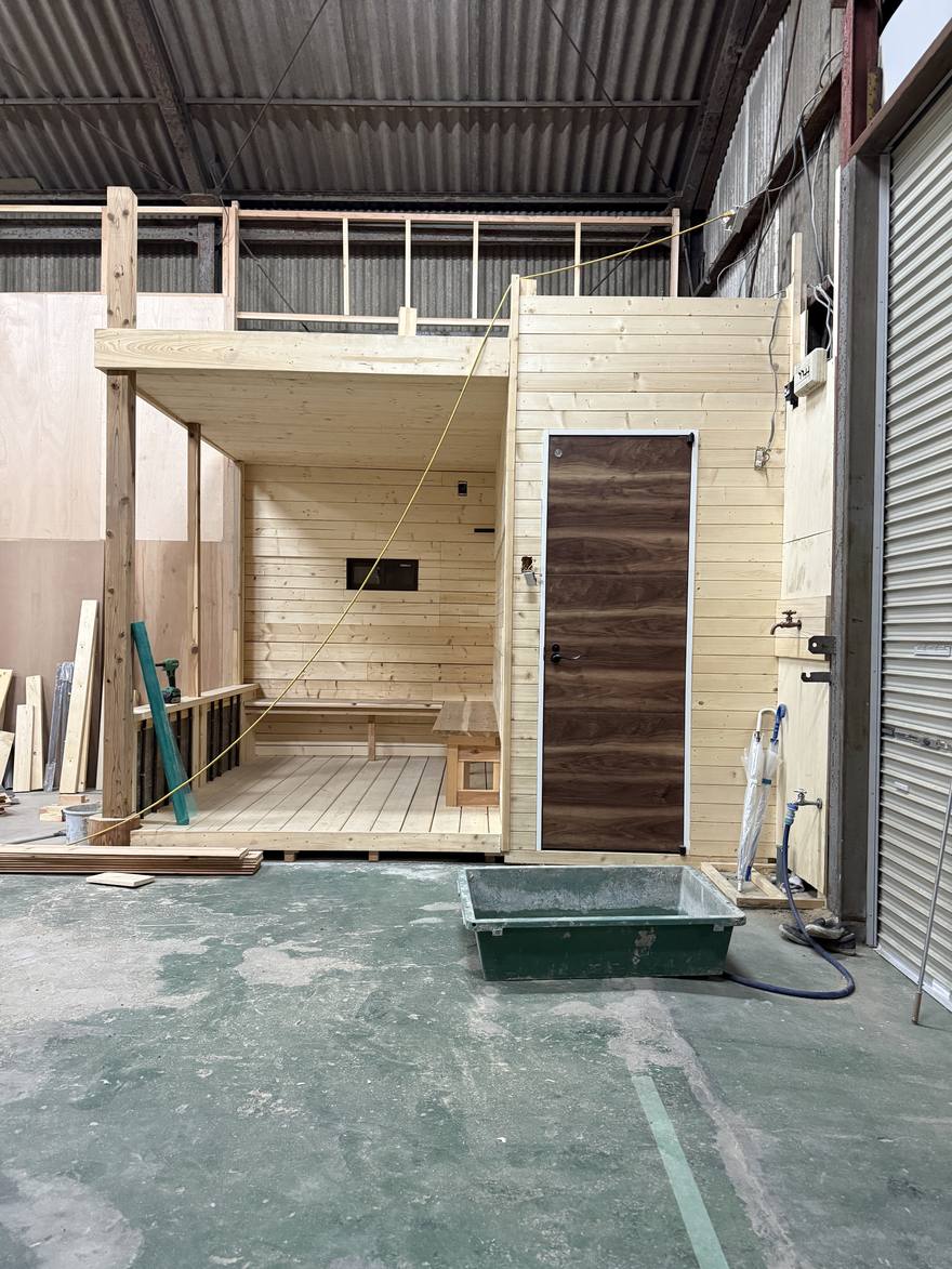 ほぼ完成した受付小屋のエントランス