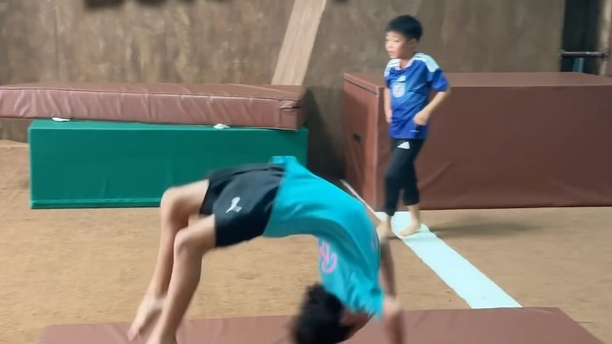 バク転短期レッスンで一人でバク転を回る子ども