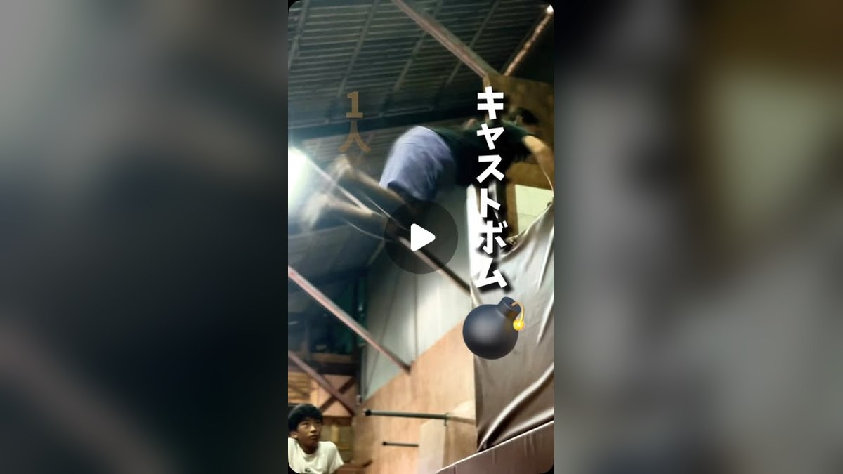 キャストボムワークショップでバーから回転する参加者